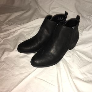 Carlos Santana black boots